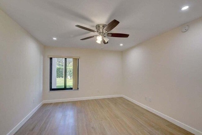 Building Photo - 400 Club Cir