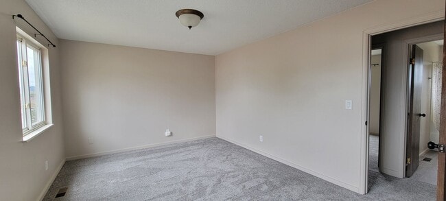 Building Photo - 3 Bedroom 1.5 Bathroom Home