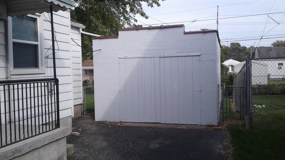 2 car detached garage - 1654 Pell Dr