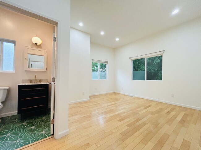 Building Photo - Chic 2-Bed, 2-Bath Home with Gated Yard in...