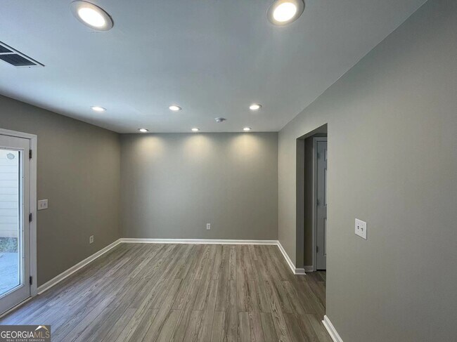 Building Photo - 4001 Laurie Jo Dr SW