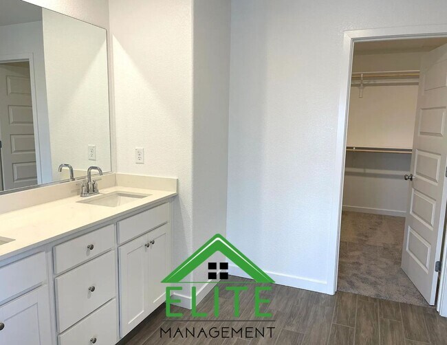 Building Photo - Impeccable 3-Bedroom, 2-Bath Home in the H...