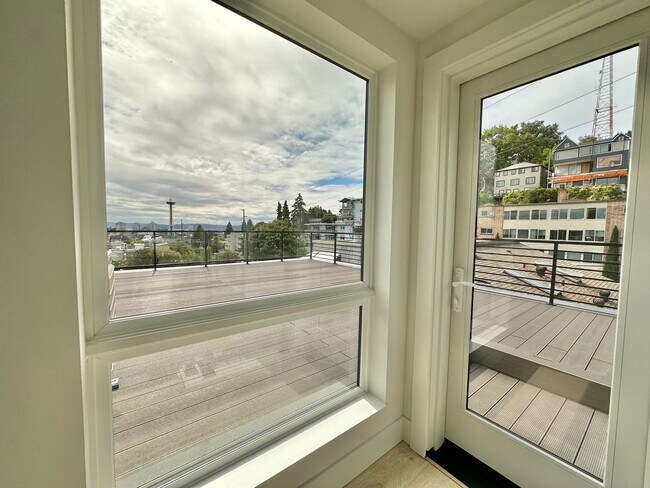 Building Photo - Stunning Queen Anne Home - Incredible Views! Available 10/1/2026!