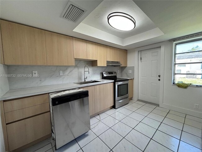 Building Photo - 5904 SW 27th St