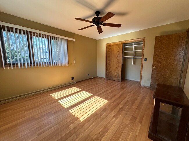 Building Photo - Spacious 2BR \2.5BA With Pool !