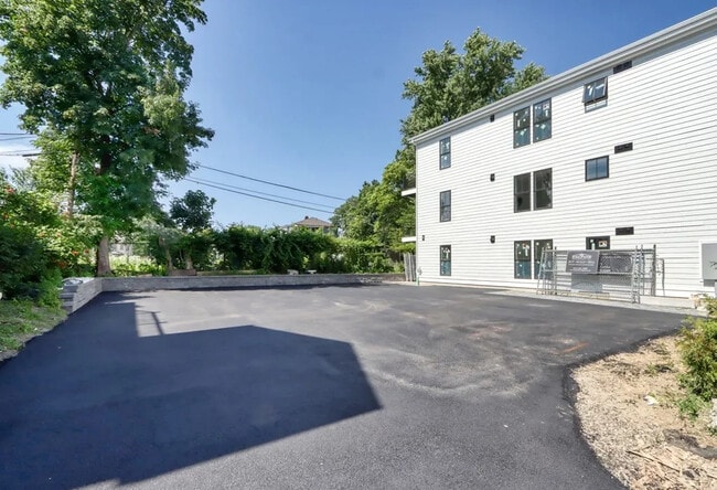 Building Photo - 19 W Tremlett St