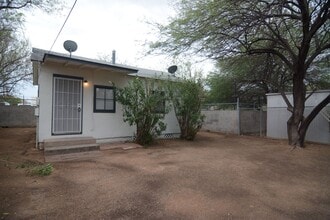 Building Photo - Charming 1 Bedroom 1 Bath! Central Tucson Location! Minutes from the UofA!