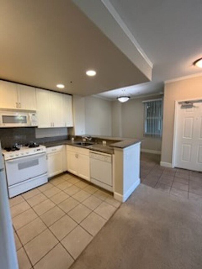 Building Photo - Epic REA - Great 1 BR/1 BA Condo w/Parking...