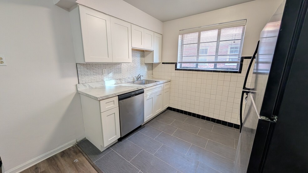 Building Photo - 5825 Sunshine Dr