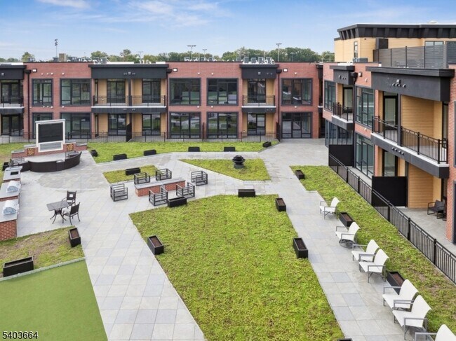 Building Photo - 140 W Webster Ave