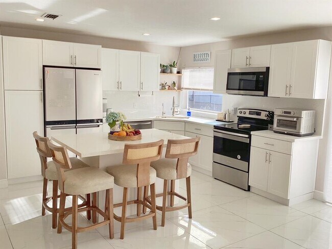 Building Photo - 621 Lakeshore Terrace