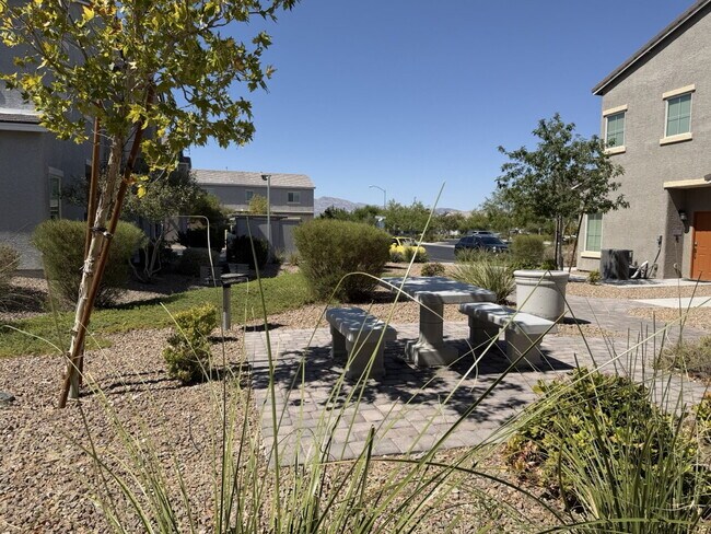 Building Photo - GATED 3 BED 3 BATH 2 CAR GARAGE TOWNHOUSE W/ BED AND BATH DOWNSTAIRS + LOFT & YARD. COMMUNITY FEA...