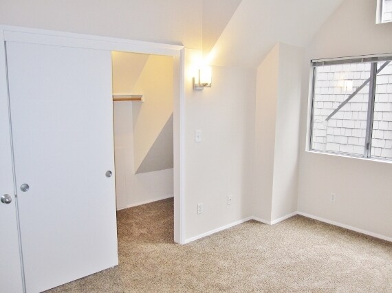 Building Photo - Spacious Lake Oswego 2Bdr w/Fireplace, Dishwasher, W/D, & Balcony!