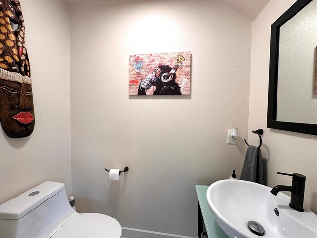 Building Photo - 5004 Rowena Ave