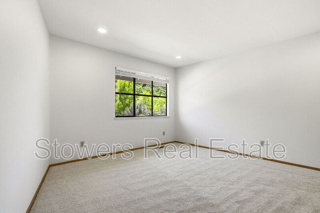 Building Photo - 618 Banister Ln