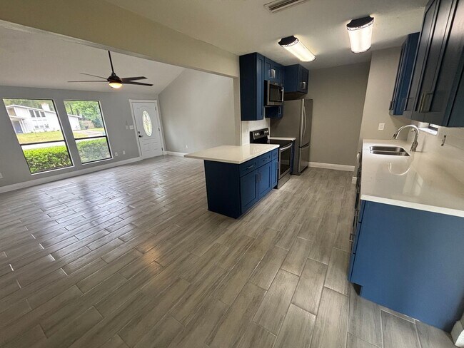 Building Photo - Newly renovated, WOW this will rent quick!