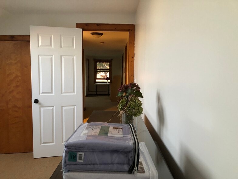 Building Photo - 74 Gainsborg Ave E