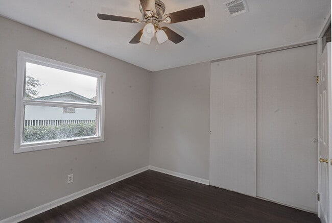 Building Photo - 4527 Fairview Dr