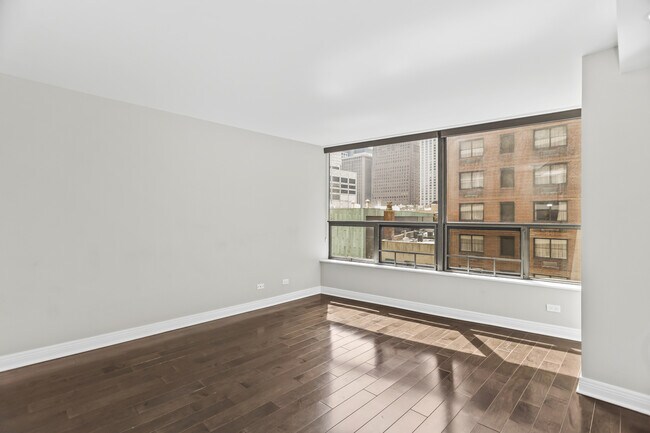 Building Photo - 110 E Delaware Pl