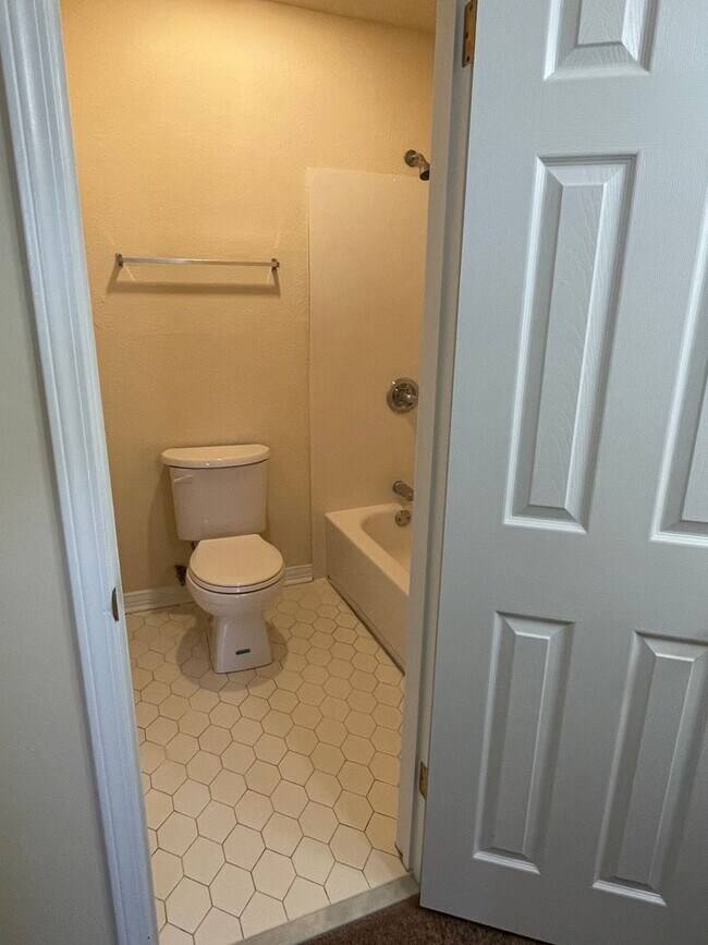 Building Photo - 2BD/1.5BA Unit in Quiet Complex! Both Bedrooms Upstairs w/ Full Bath