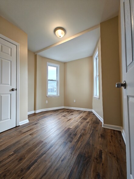 Building Photo - 400 E Lorraine Ave