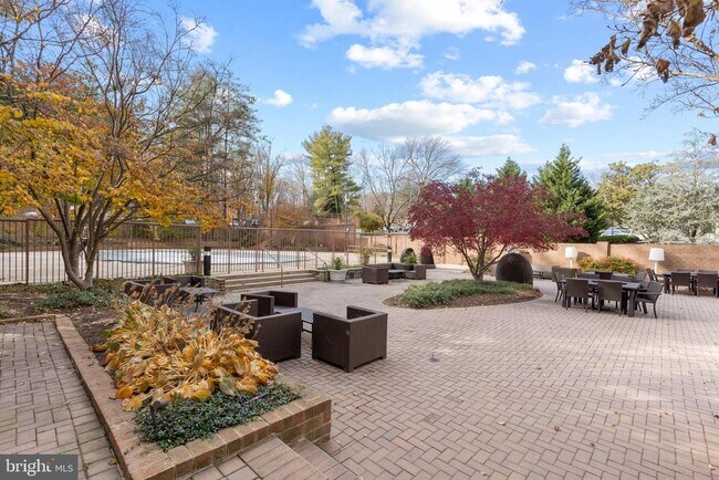 Building Photo - 10101 Grosvenor Pl