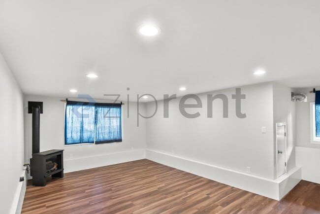 Building Photo - 6000 Bayview Ave