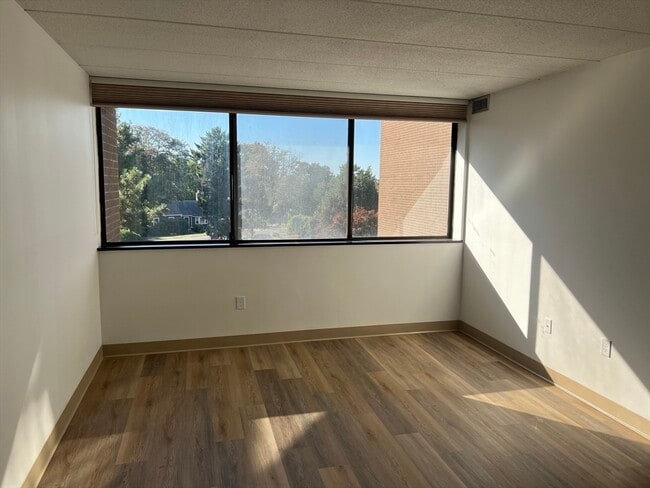 Building Photo - 1 Pond St