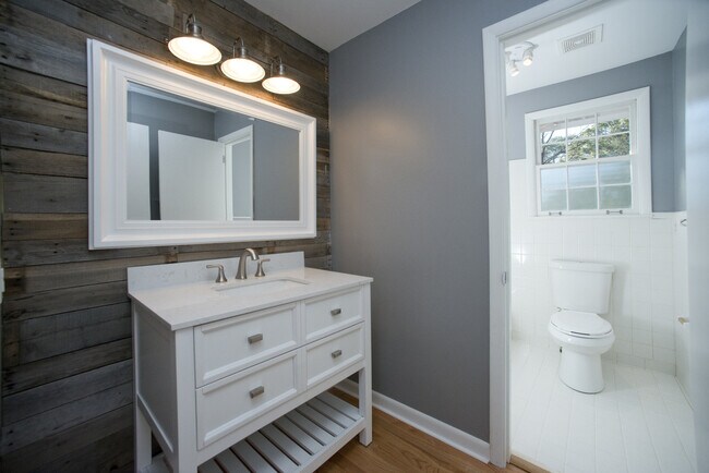 Building Photo - Beautiful Three Bedroom Home! AVAILABLE 8/...