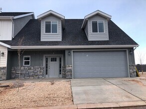 Building Photo - 4 Bedroom 2.5 Bathroom Townhome