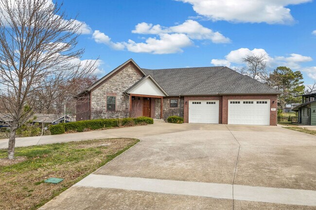 Building Photo - 802 NW D St