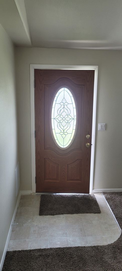 Building Photo - Cozy home on large lot w/fenced backyard