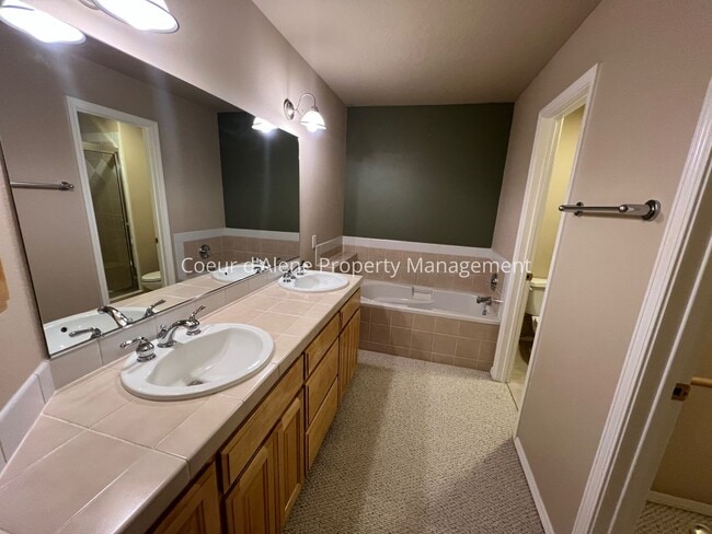 Building Photo - 2 bed, 2 bath townhouse near Avondale Golf...