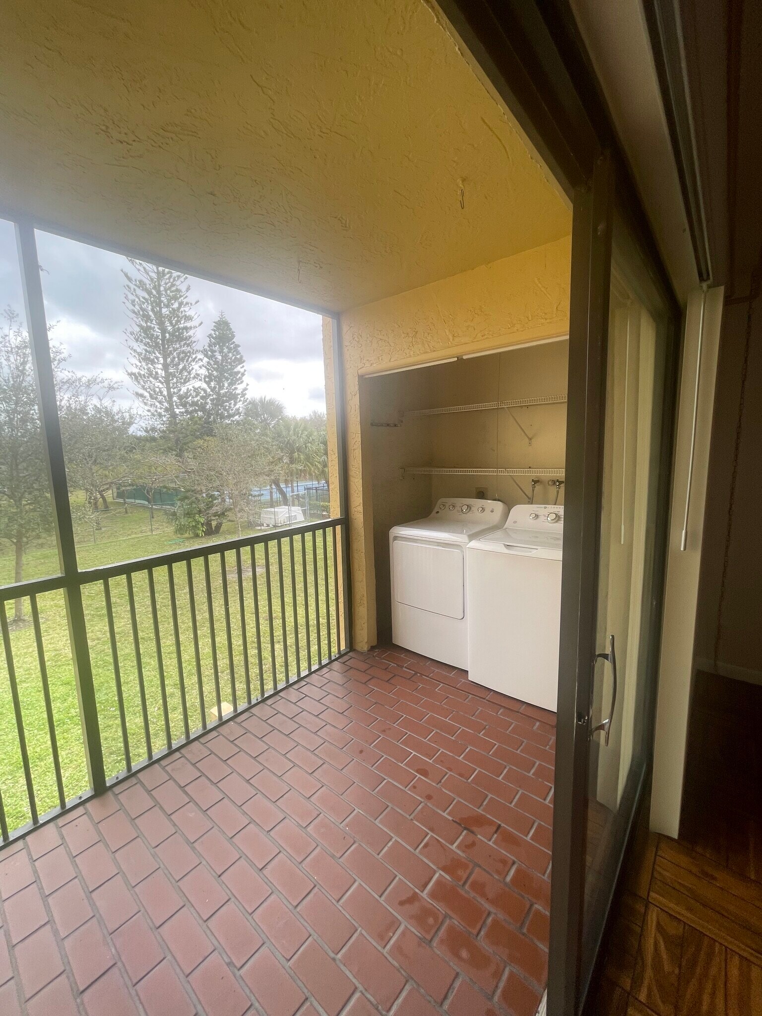 Building Photo - 2073 Coral Ridge Dr