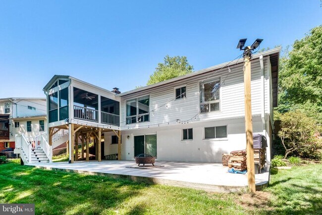 Building Photo - 5019 Fleming Dr