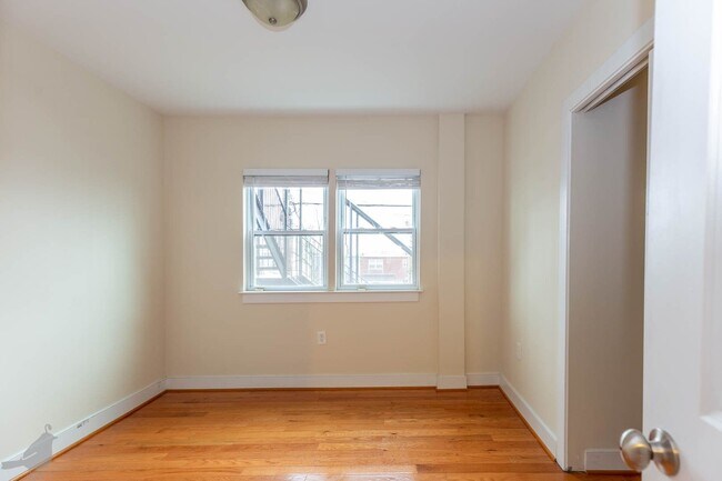 Building Photo - Bright and Spacious 2 Bedroom Abode in Bre...