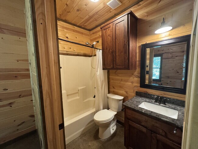 Building Photo - 2 bed 2 bath fourplex. Stained concrete fl...
