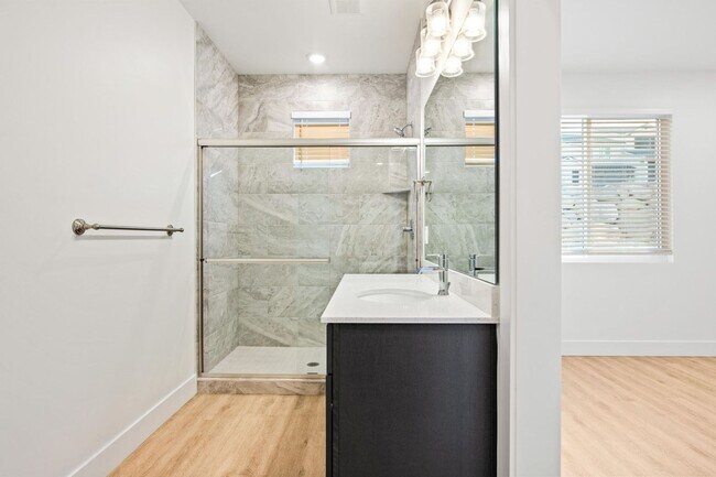 Building Photo - Beautiful 4 bedroom, 3.5 bathroom twin home in St George!