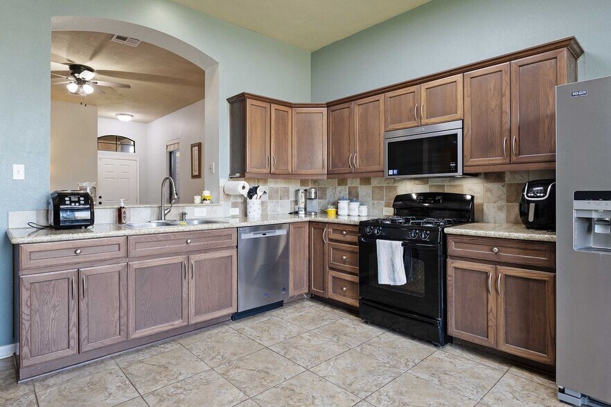 Building Photo - 203 Simi Dr