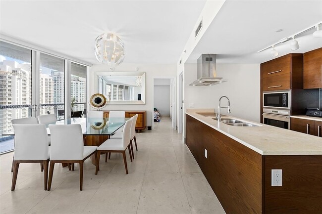 Building Photo - 495 Brickell Ave