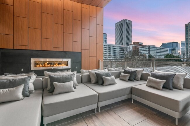 Building Photo - Modern Living in the Heart of Atlanta
