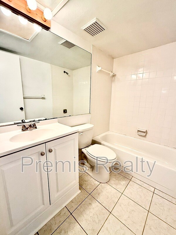 Building Photo - 141 Lakeside Dr