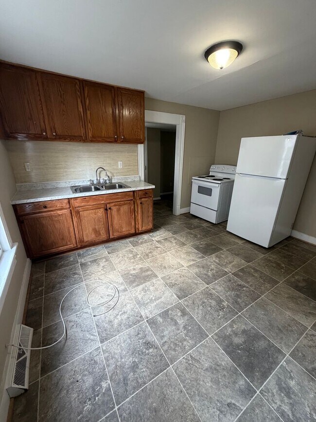 Building Photo - Newly Updated 2BR/1BA Home – Great Location & Move-In Ready!