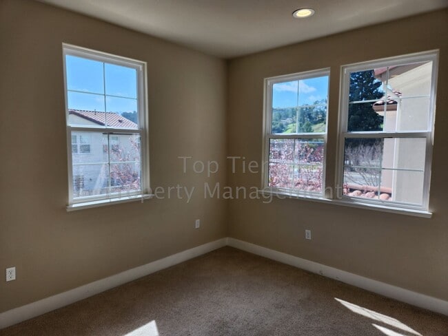 Building Photo - ***Spectacular 2-Story 4 bed, 2.5 bath, 2,...