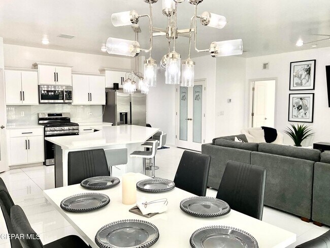 Building Photo - 8919 Eclipse St