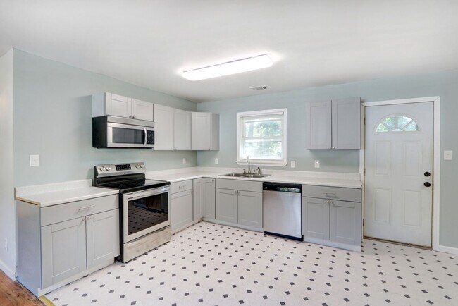 Building Photo - Nice Three Bedroom Single Family - Fenced ...