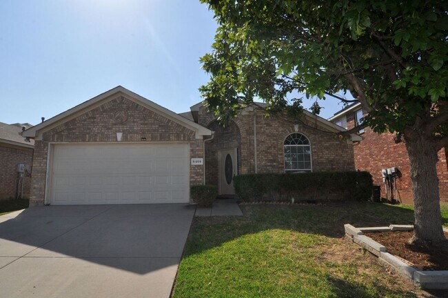 Primary Photo - Beautiful 3-2-2 in desirable area of Fort ...