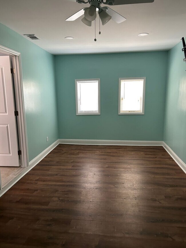 Building Photo - Forest Ridge off Middleground Road