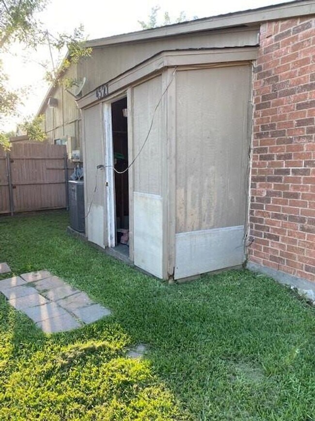 Building Photo - Welcome to this 3-Bedroom, 2-Bathroom Dupl...