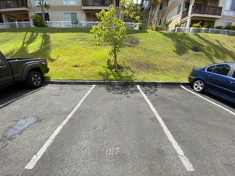 Uncovered parking space - 95-976 Wikao St